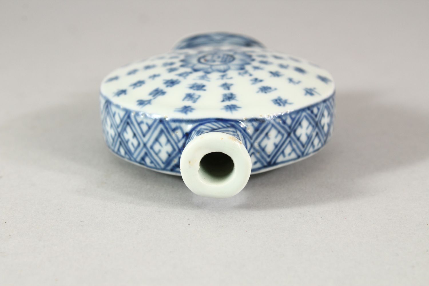 A GOOD CHINESE BLUE & WHITE " MOONFLASK" FORM PORCELAIN SNUFF BOTTLE - The base with a four - Image 5 of 6