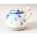 AN EARLY 20TH CENTURY CHINESE BLUE AND WHITE PORCELAIN TEAPOT, 10cm high.