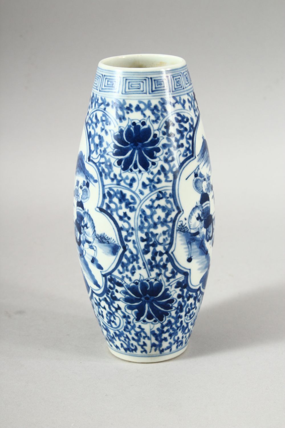 A GOOD CHINESE BLUE & WHITE PORCELAIN SLEEVE FORM VASE - decorated with scenes of battle among - Image 4 of 6