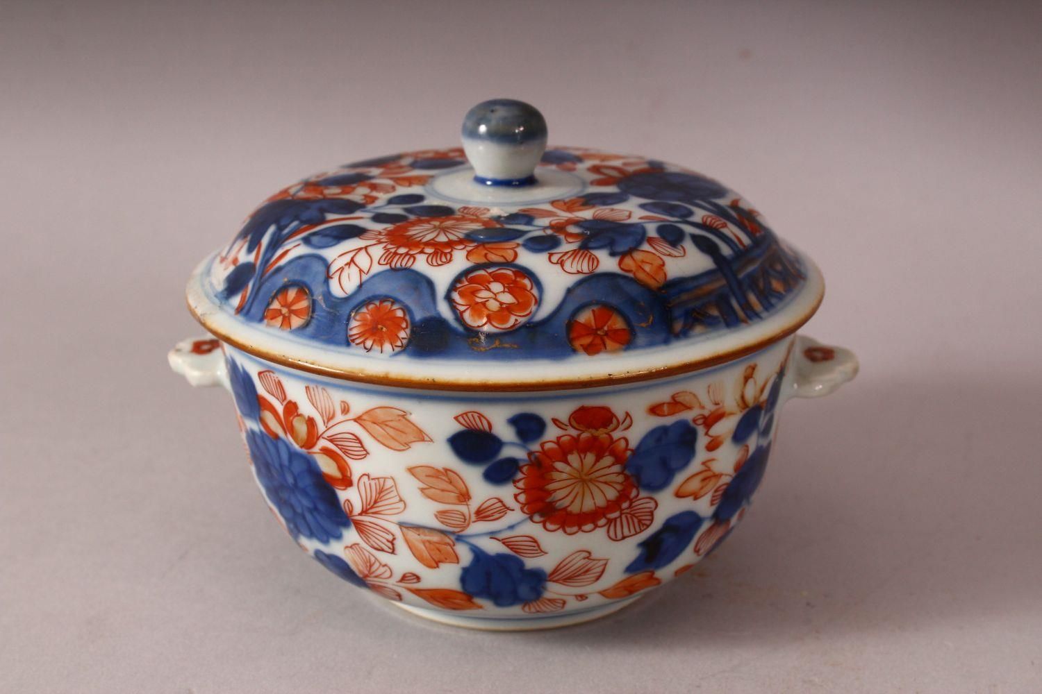 A 19TH CENTURY CHINESE PORCLELAIN ECULE & COVER - decorated with typical imari palate depicting - Image 3 of 6