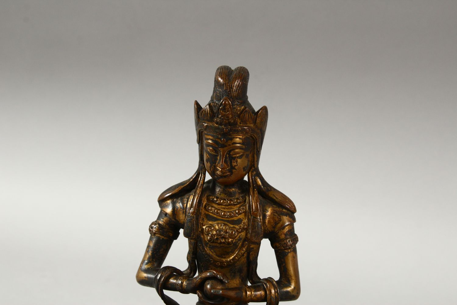 A CHINESE GILT BRONZE FIGURE OF BUDDHA / DEITY - in a seated pose holding a ball, 18cm - Image 5 of 7