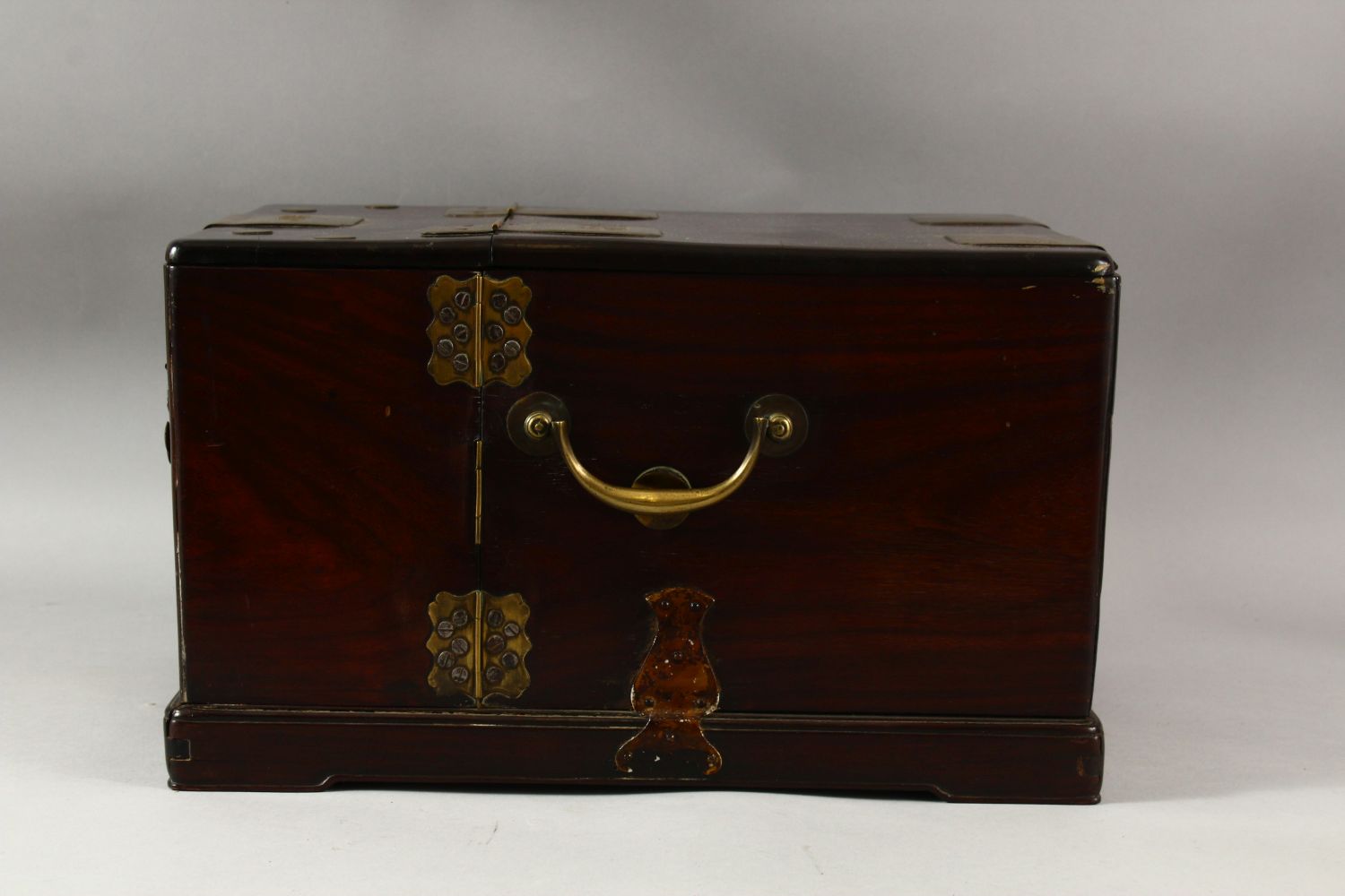 A LARGE CHINESE POSSIBLY ZITAN WOOD COSMETIC BOX, comprising a hinged rising mirror, six drawers and - Image 5 of 9