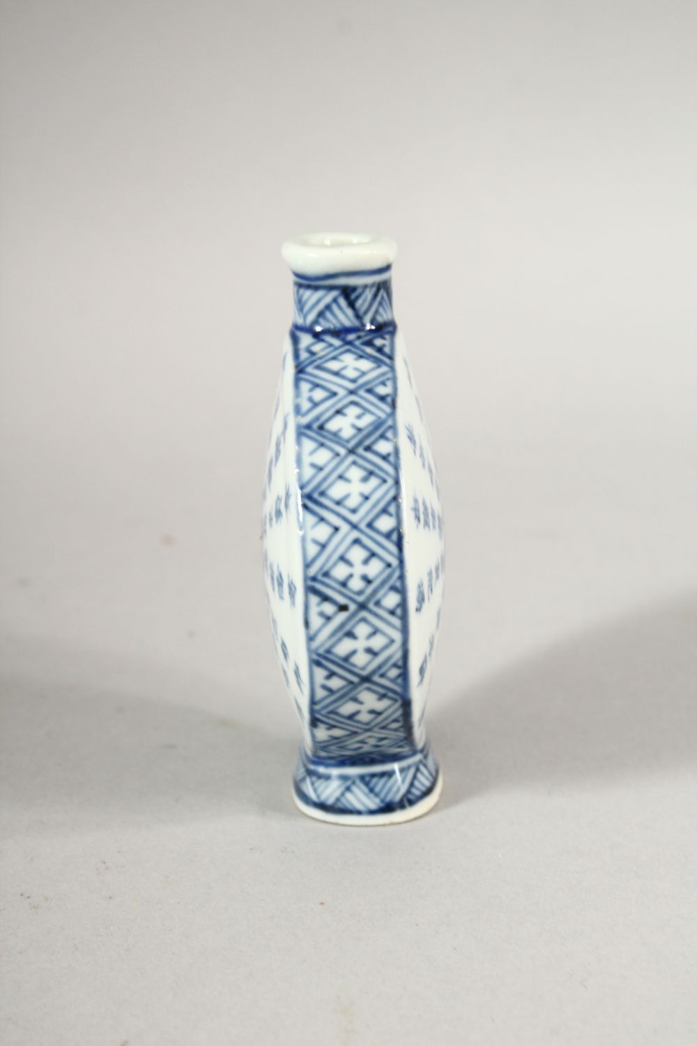 A GOOD CHINESE BLUE & WHITE " MOONFLASK" FORM PORCELAIN SNUFF BOTTLE - The base with a four - Image 4 of 6
