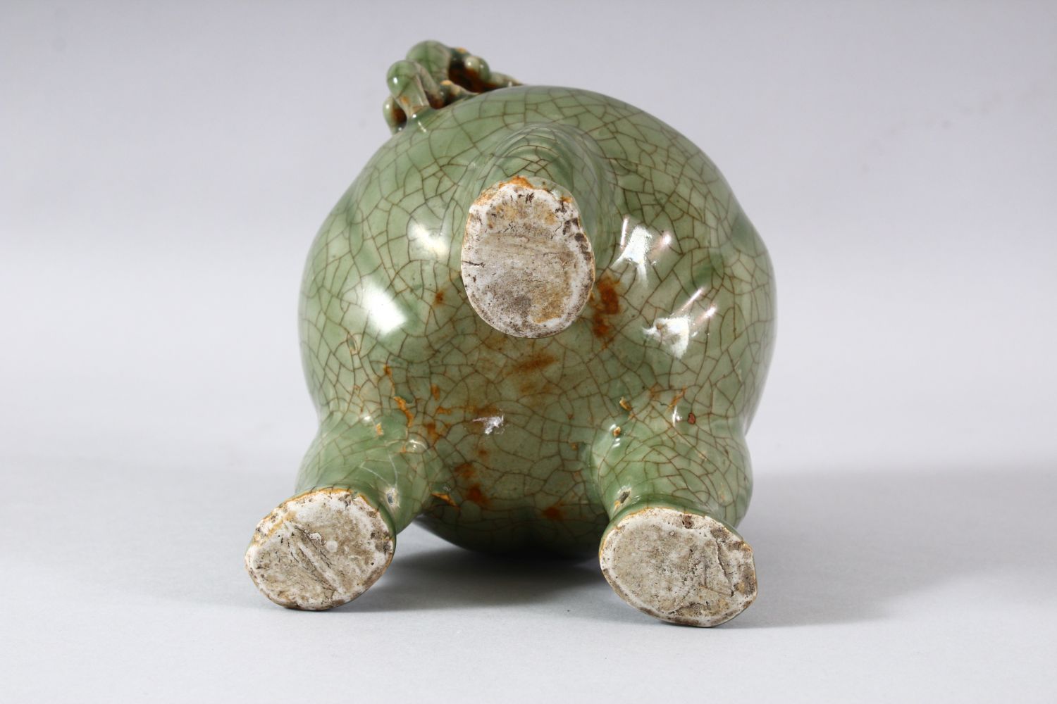 A GOOD CHINESE CRACKLE GLAZE CELADON TRIPOD CENSER, the handles formed as dragons, 15.5cm high. - Image 7 of 7