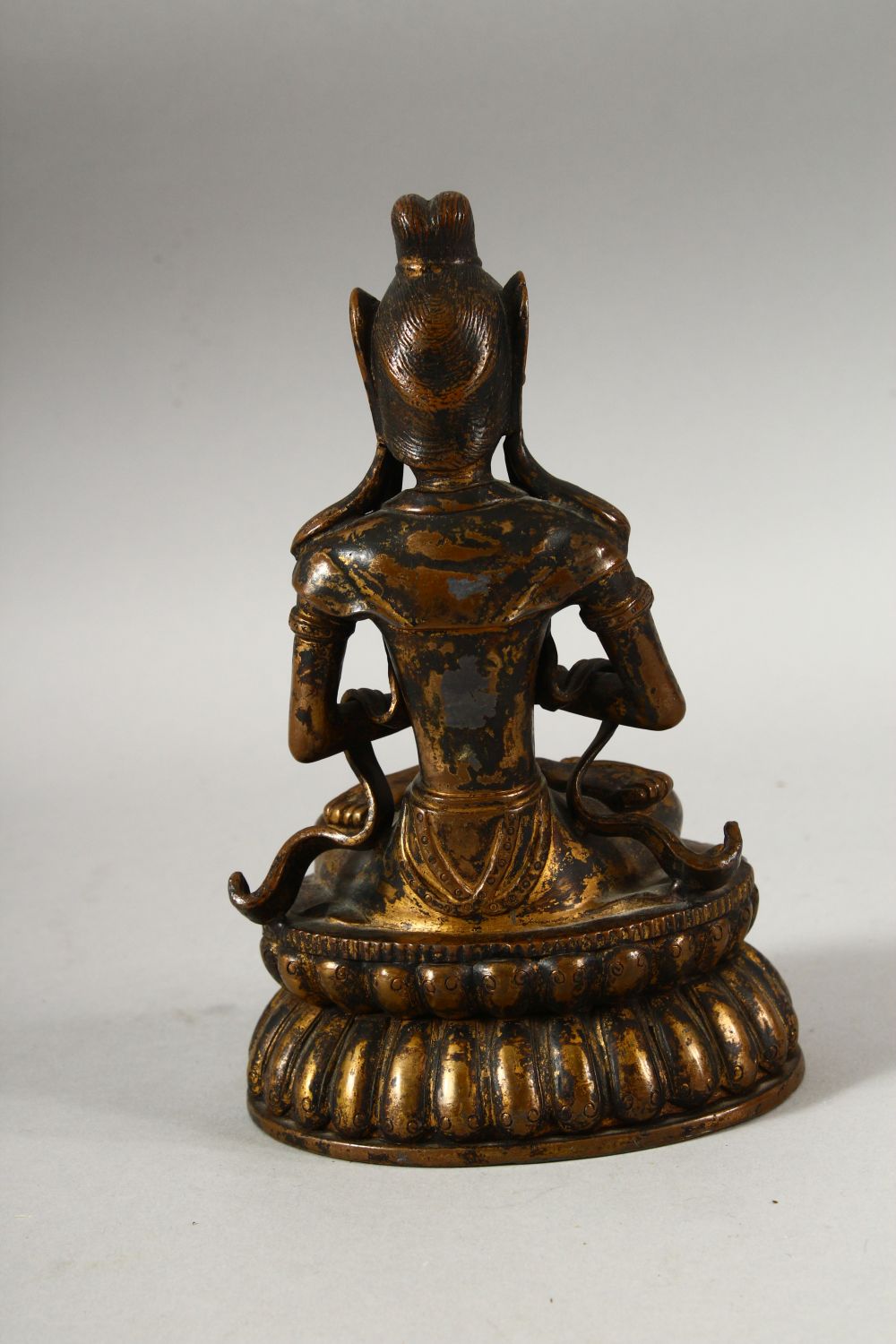 A CHINESE GILT BRONZE FIGURE OF BUDDHA / DEITY - in a seated pose holding a ball, 18cm - Image 3 of 7