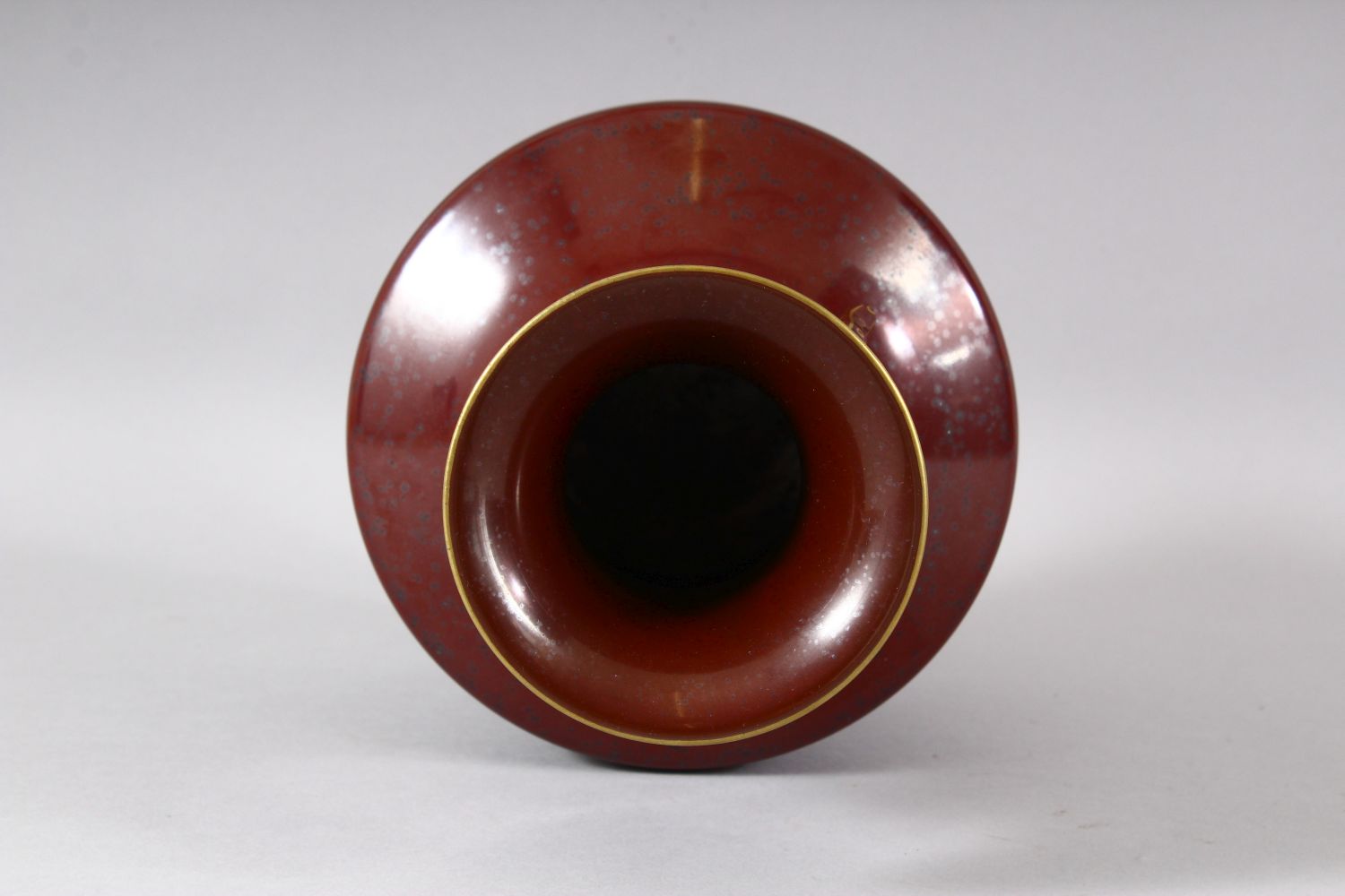 A CHINESE PORCELAIN RED GROUND BALUSTER FORM VASE, with unusual speckled glaze, the rims and handles - Image 5 of 7