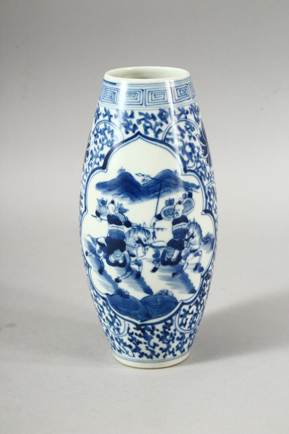 A GOOD CHINESE BLUE & WHITE PORCELAIN SLEEVE FORM VASE - decorated with scenes of battle among - Image 3 of 6