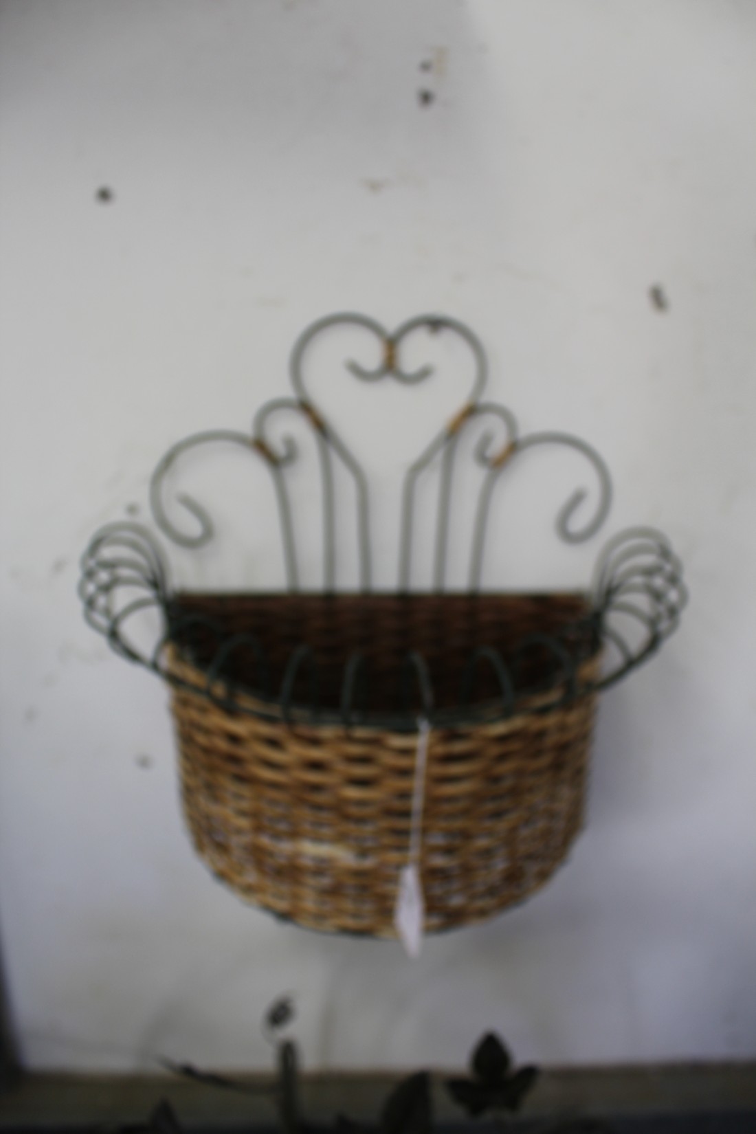 A wall hanging basket. - Image 2 of 2