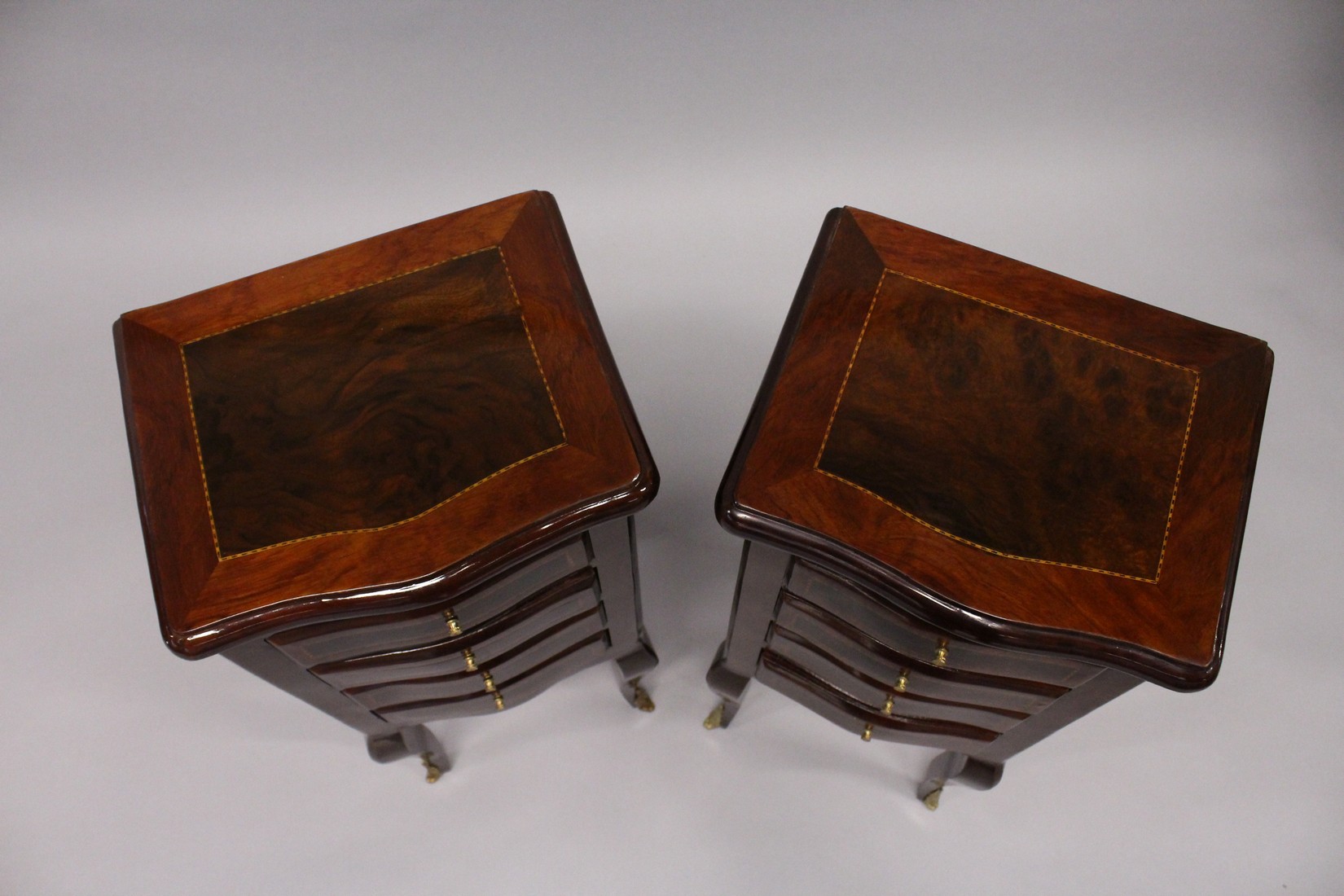 A PAIR OF FRENCH STYLE, MAHOGANY AND BURR WOOD FOUR DRAWER, SERPENTINE FRONTED BEDSIDE CHESTS on - Image 3 of 3