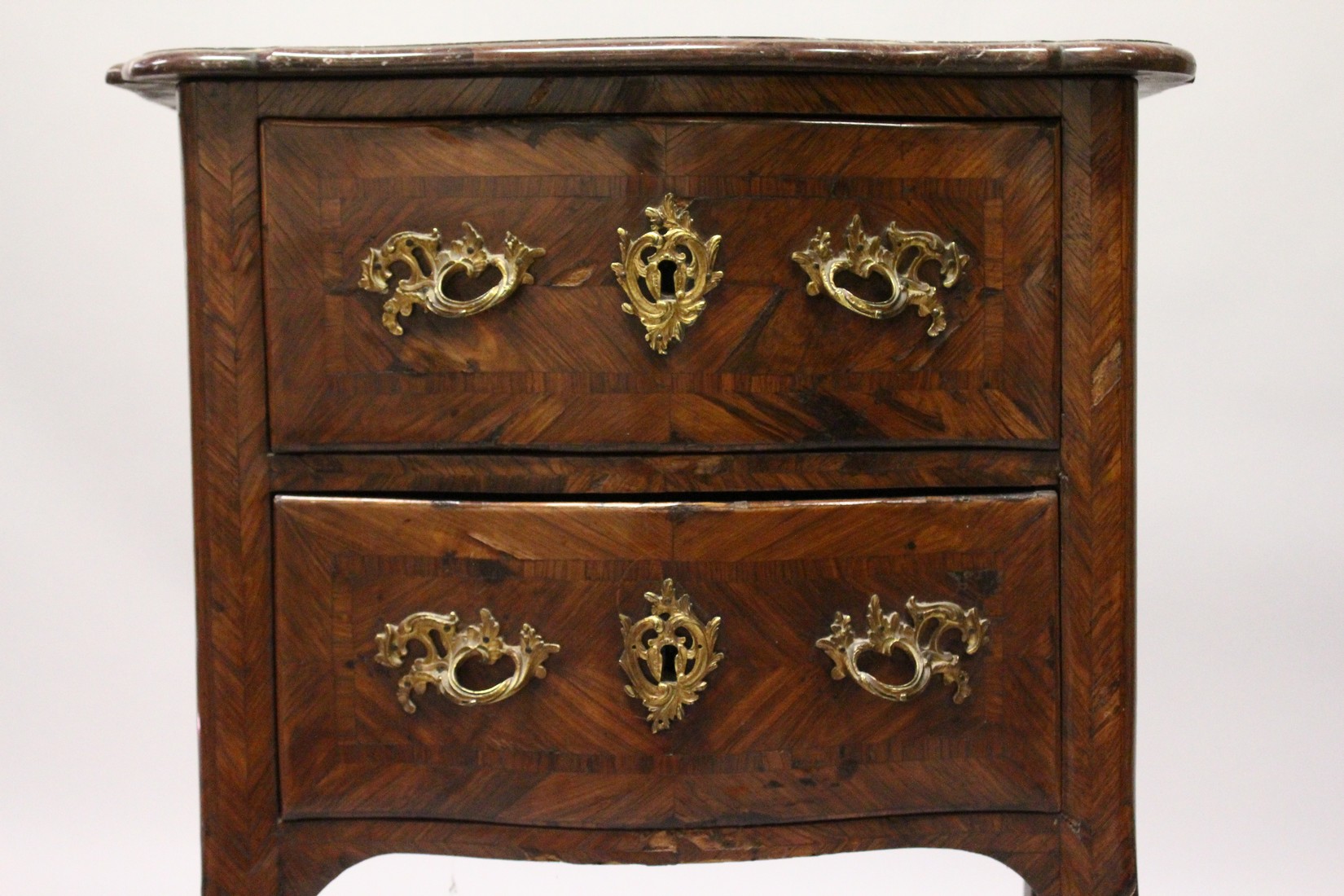 AN 18TH CENTURY FRENCH KINGWOOD, ORMOLU AND MARBLE TWO DRAWER SERPENTINE PETIT COMMODE, the shaped - Image 3 of 8