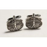 A PAIR OF SILVER GOLFING CUFF LINKS