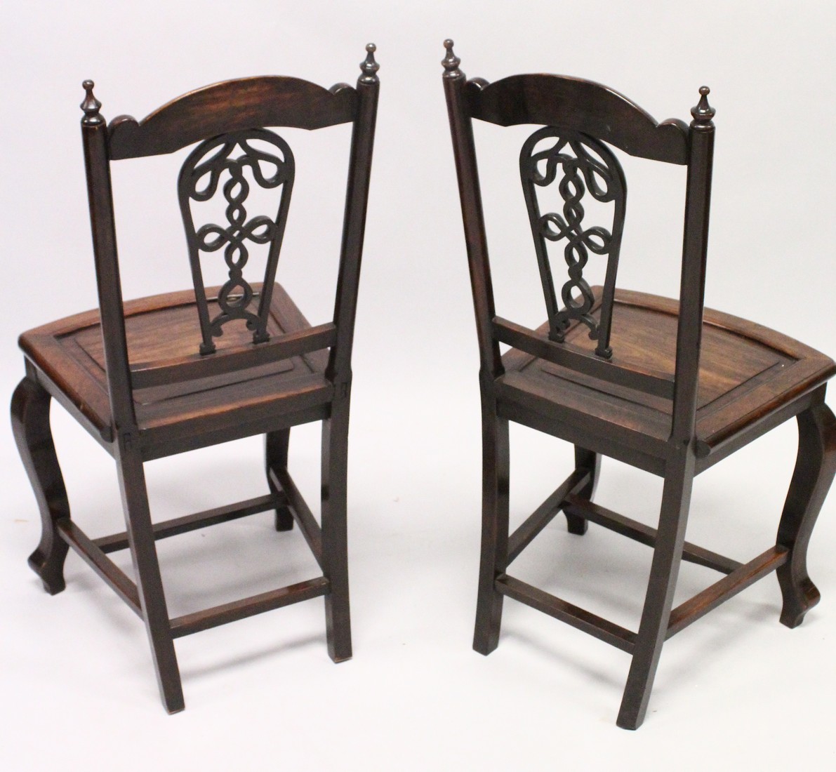 A GOOD PAIR OF 19TH CENTURY REDWOOD CHINESE CHAIRS with pierced backs and solid seats on curving - Image 5 of 5