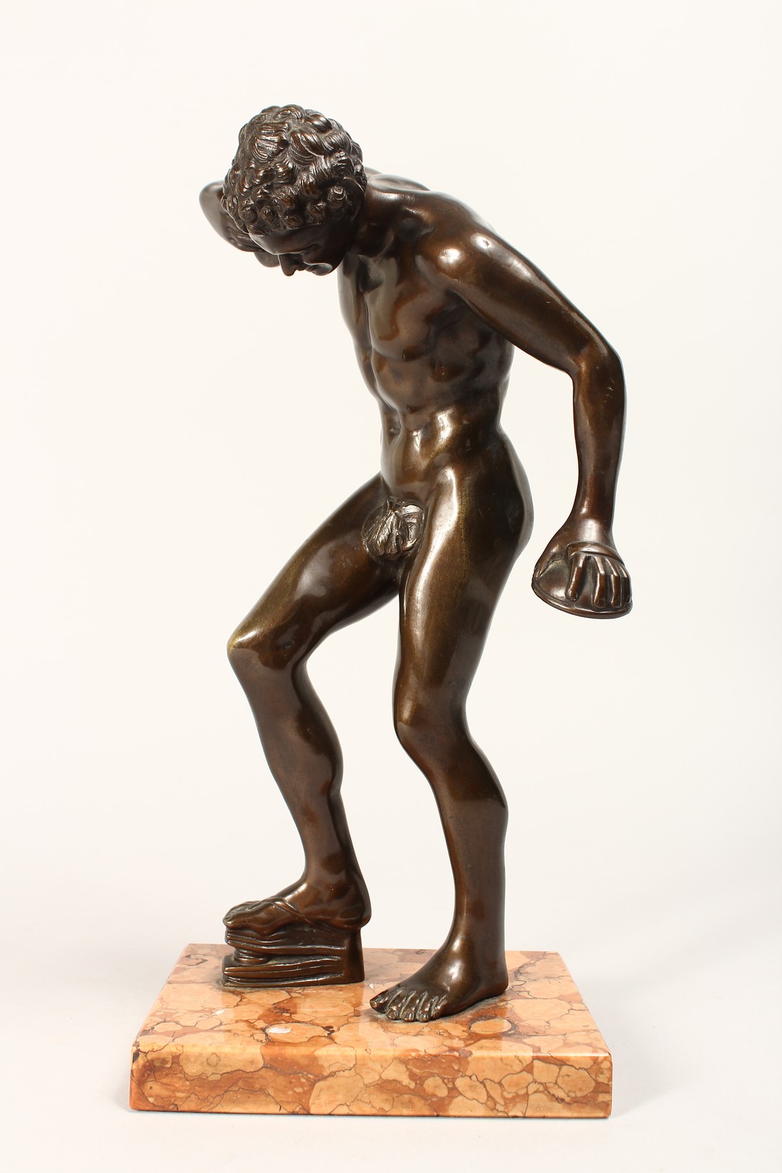 AFTER THE UFFUZI FAUN - A VERY GOOD 19TH CENTURY BRONZE DANCING FAUN on a marble base, holding - Image 2 of 7