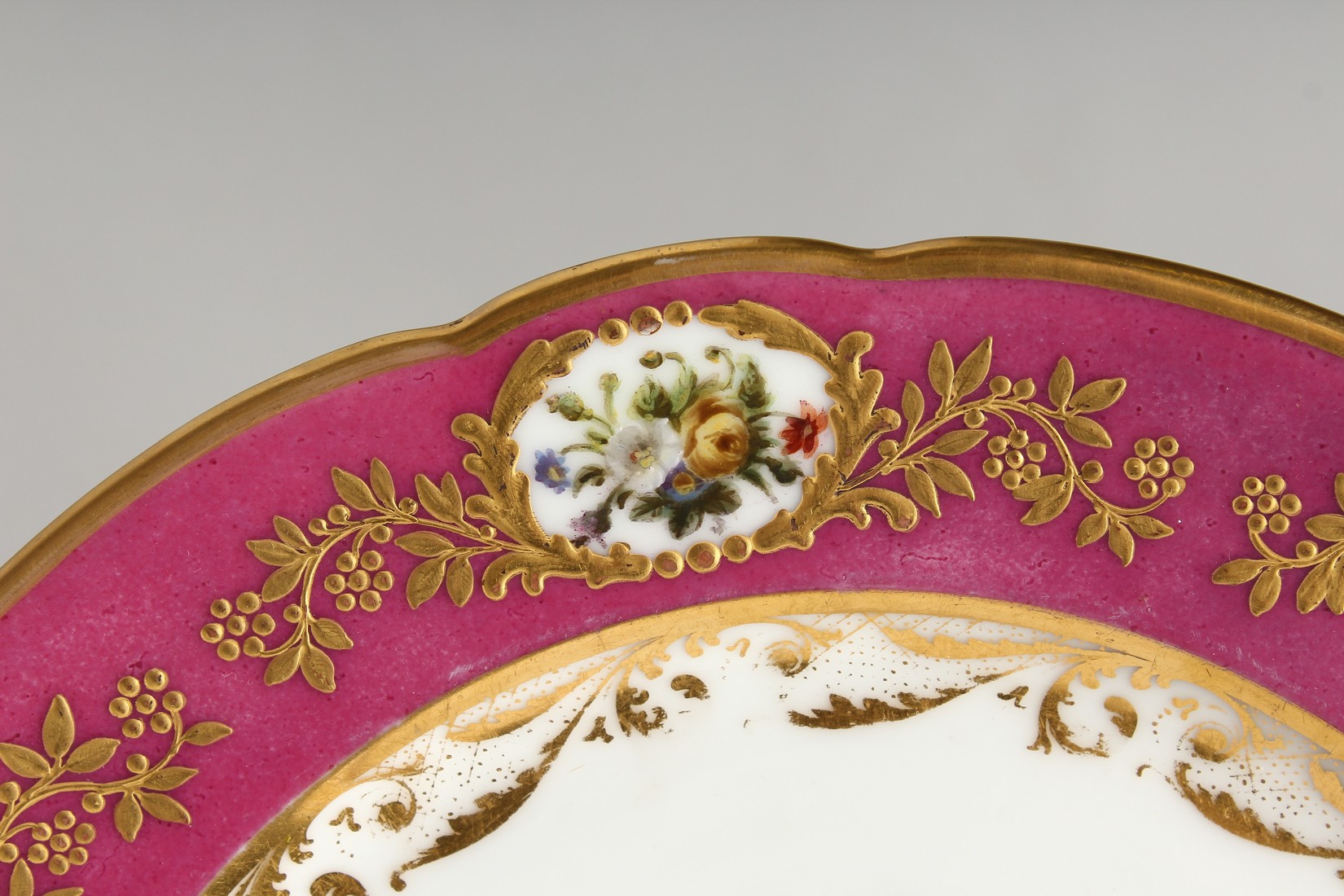 A 19TH CENTURY FRENCH DENVELLE PORCELAIN PLATE with rose coloured border, vignettes of flowers, gilt - Image 8 of 11