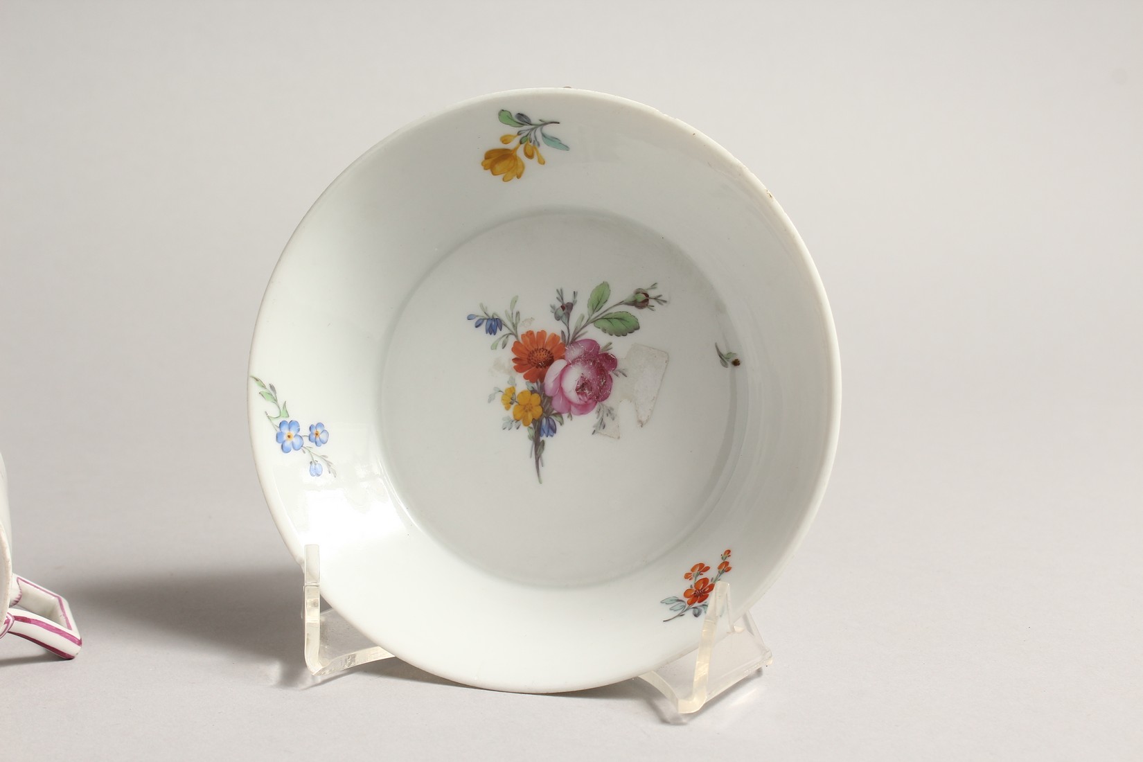 A 19TH CENTURY MEISSEN COFFEE CUP AND SAUCER painted with flowers. Septre mark in blue - Bild 8 aus 9