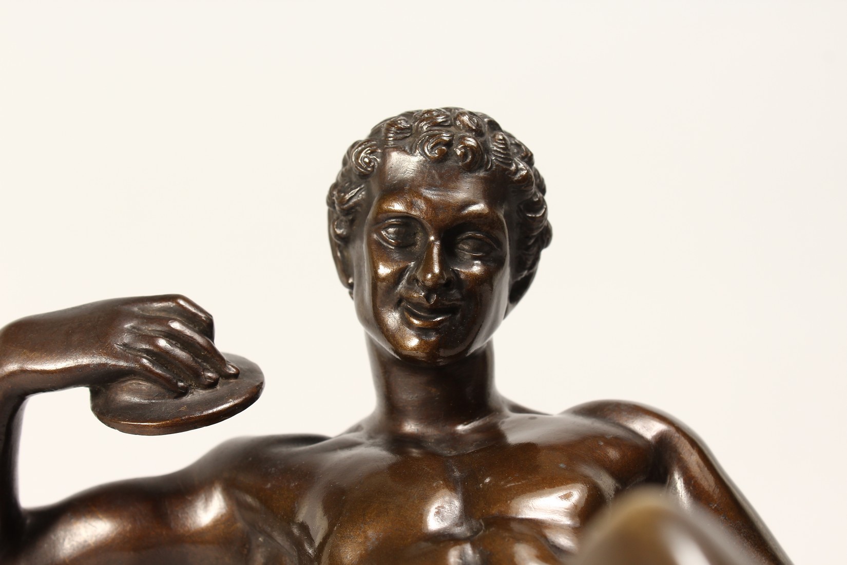 AFTER THE UFFUZI FAUN - A VERY GOOD 19TH CENTURY BRONZE DANCING FAUN on a marble base, holding - Image 6 of 7