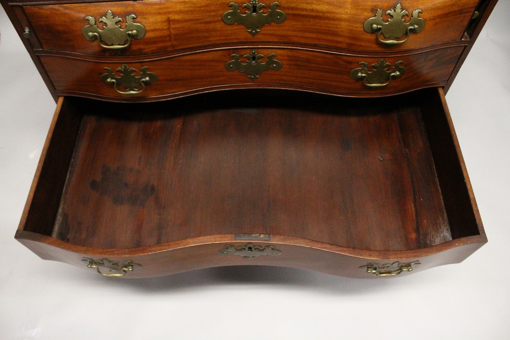 A SUPERB 18TH CENTURY AMERICAN, BOSTON, MAHOGANY, BUREAU BOOKCASE, the top with shaped cornice - Image 8 of 15