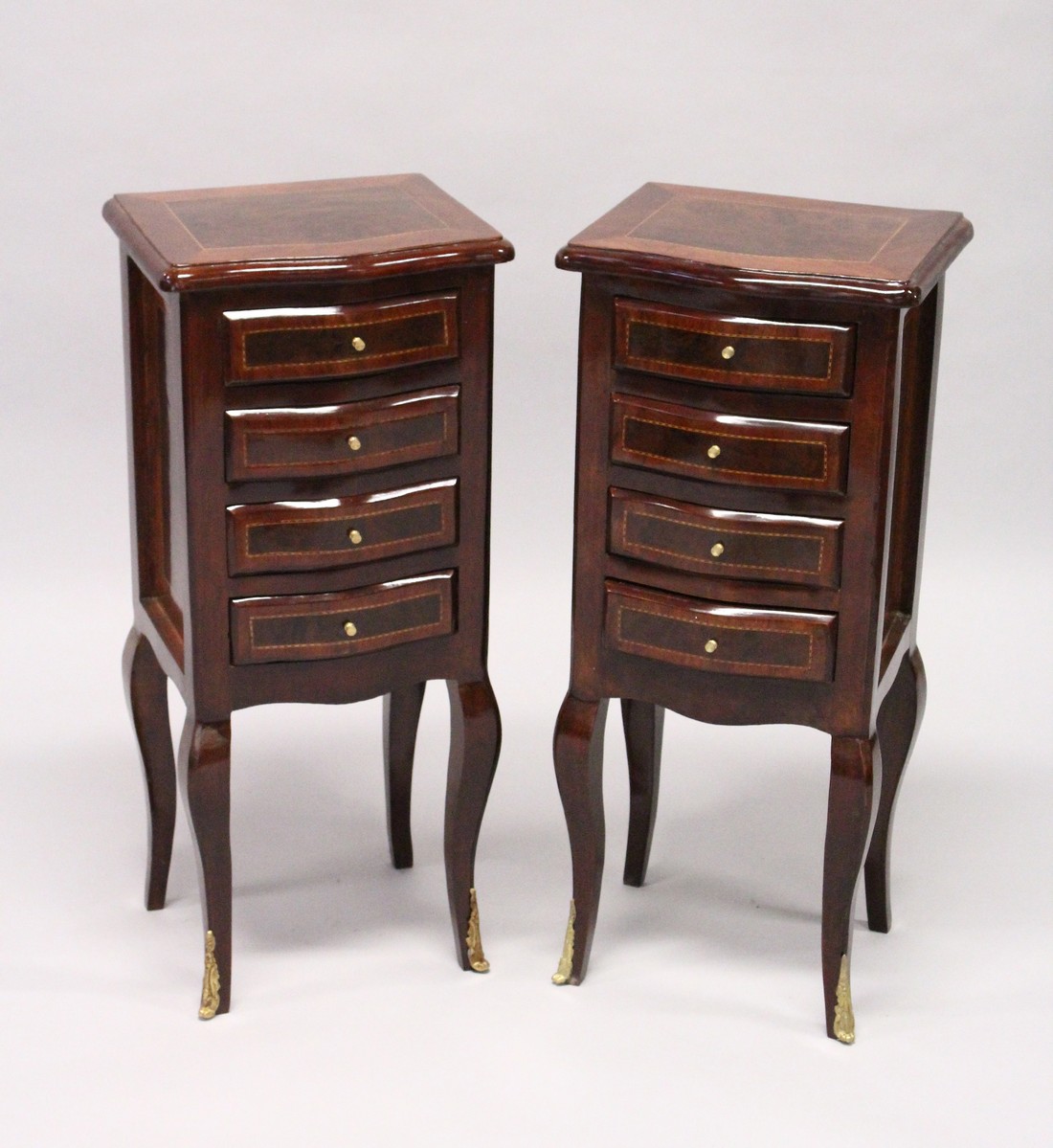 A PAIR OF FRENCH STYLE, MAHOGANY AND BURR WOOD FOUR DRAWER, SERPENTINE FRONTED BEDSIDE CHESTS on