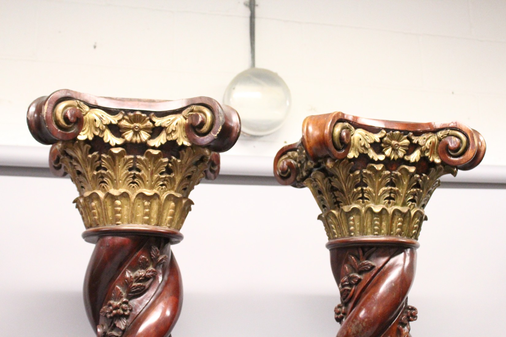 A VERY GOOD PAIR OF 18TH CENTURY CARVED SPIRAL MAHOGANY COLUMNS with carved gilded corinthian column - Image 2 of 4