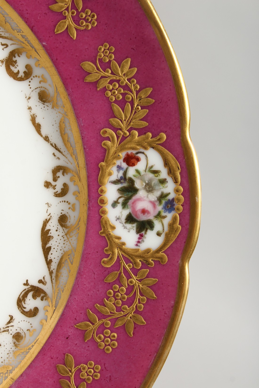 A 19TH CENTURY FRENCH DENVELLE PORCELAIN PLATE with rose coloured border, vignettes of flowers, gilt - Image 4 of 11