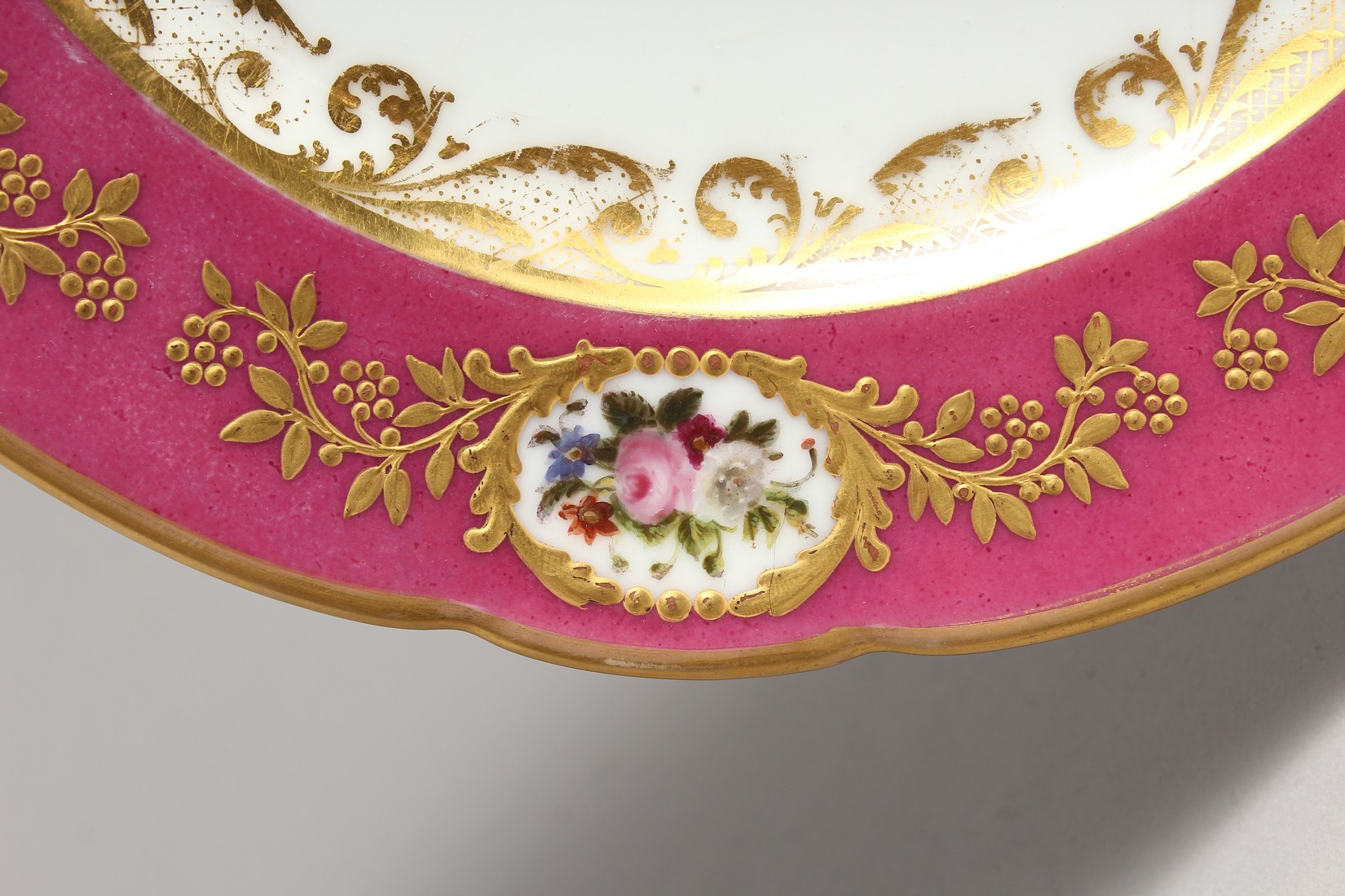 A 19TH CENTURY FRENCH DENVELLE PORCELAIN PLATE with rose coloured border, vignettes of flowers, gilt - Image 7 of 11