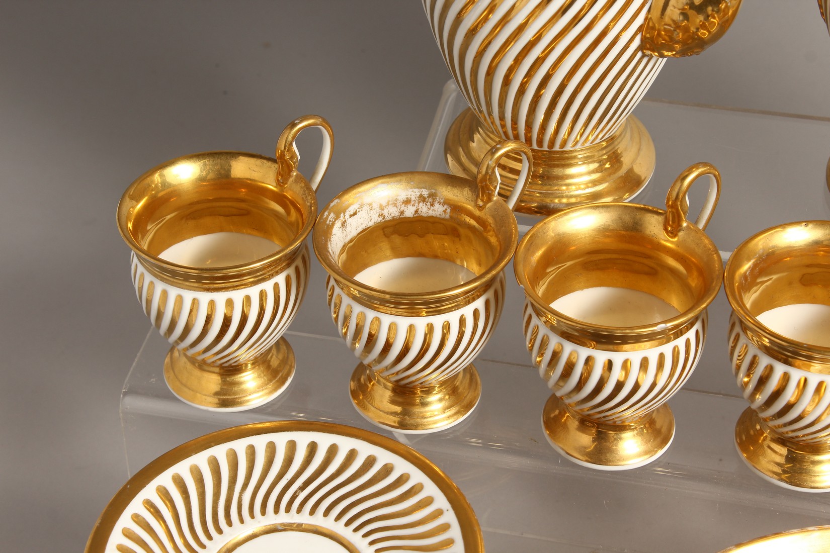 A GOOD PARIS GILDED TEA SET, comprising eight cups and nine saucers, tea pot, coffee pot, sugar - Bild 4 aus 11