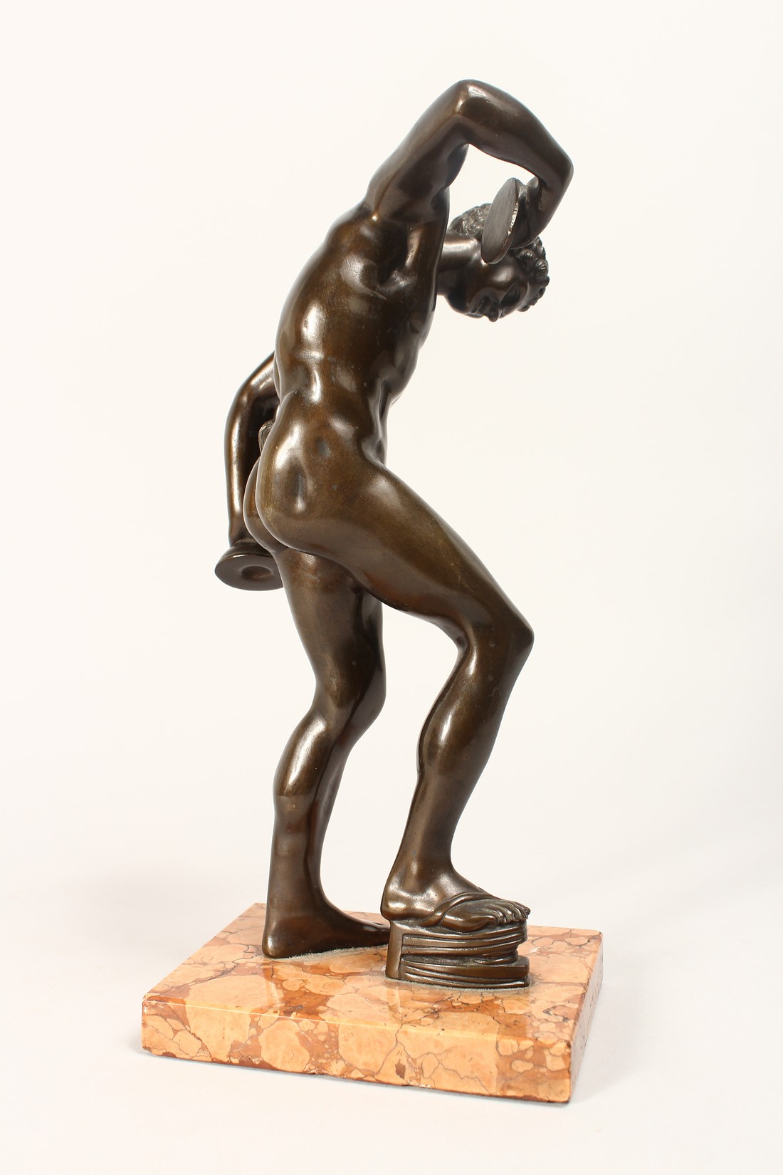 AFTER THE UFFUZI FAUN - A VERY GOOD 19TH CENTURY BRONZE DANCING FAUN on a marble base, holding - Image 4 of 7