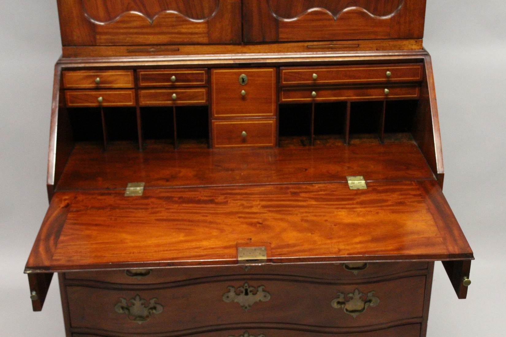 A SUPERB 18TH CENTURY AMERICAN, BOSTON, MAHOGANY, BUREAU BOOKCASE, the top with shaped cornice - Image 4 of 15