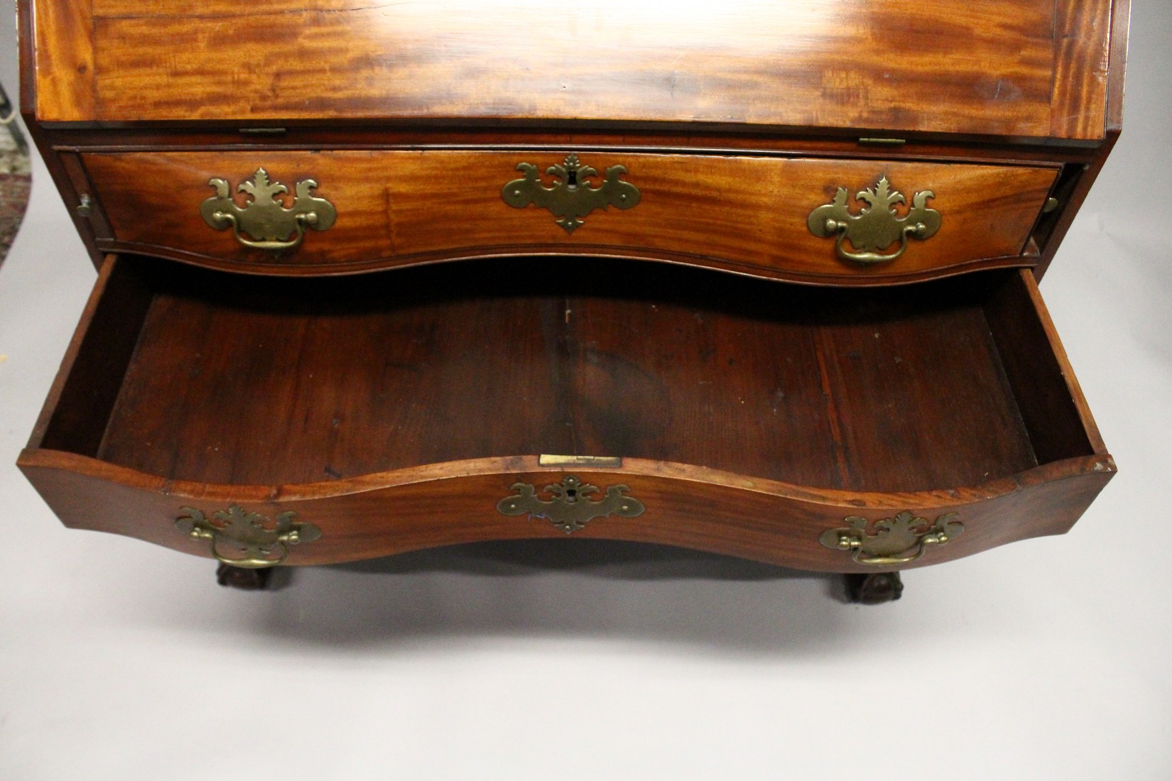 A SUPERB 18TH CENTURY AMERICAN, BOSTON, MAHOGANY, BUREAU BOOKCASE, the top with shaped cornice - Image 7 of 15