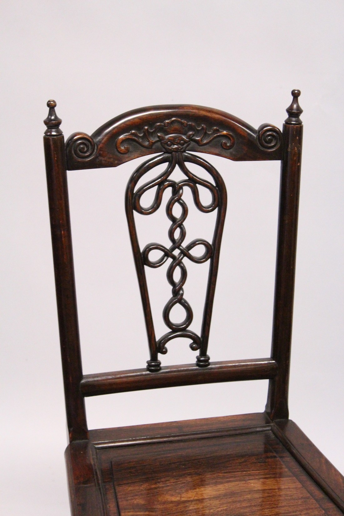 A GOOD PAIR OF 19TH CENTURY REDWOOD CHINESE CHAIRS with pierced backs and solid seats on curving - Image 2 of 5