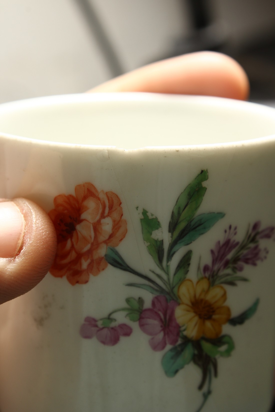 A 19TH CENTURY MEISSEN COFFEE CUP AND SAUCER painted with flowers. Septre mark in blue - Bild 7 aus 9