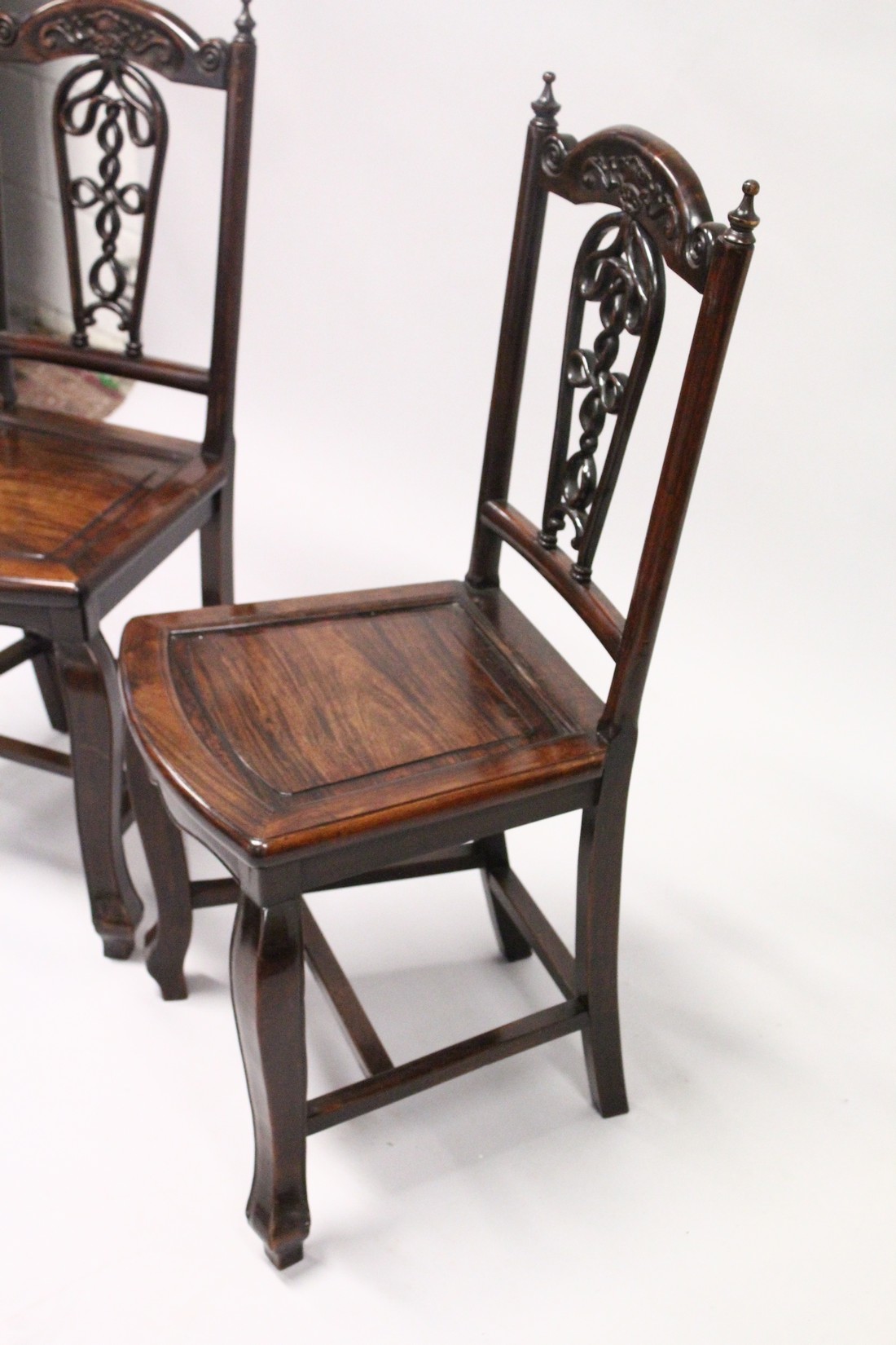 A GOOD PAIR OF 19TH CENTURY REDWOOD CHINESE CHAIRS with pierced backs and solid seats on curving - Image 4 of 5