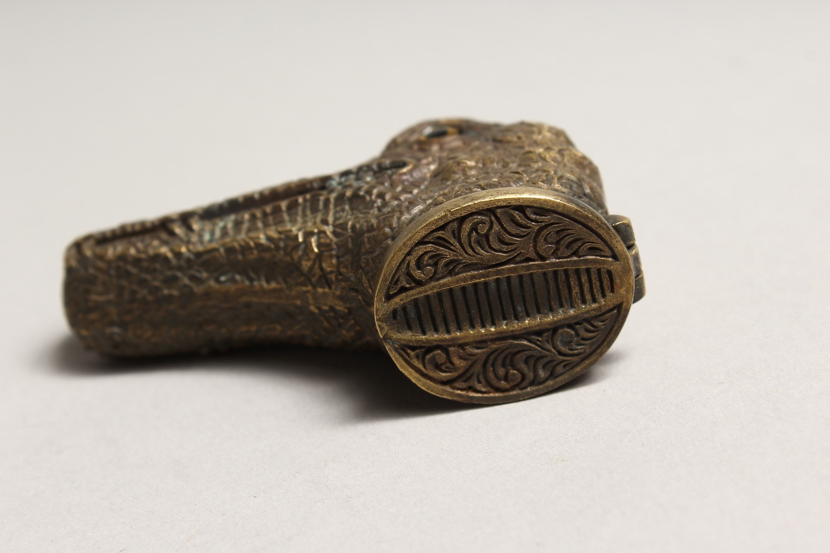 A BRASS NOVELTY CROCODILE VESTA - Image 3 of 4