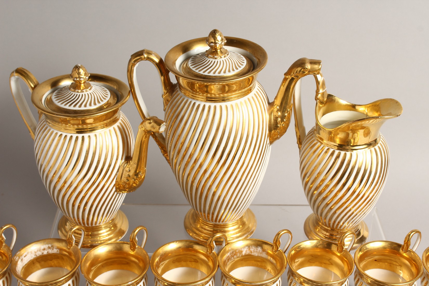 A GOOD PARIS GILDED TEA SET, comprising eight cups and nine saucers, tea pot, coffee pot, sugar - Bild 3 aus 11