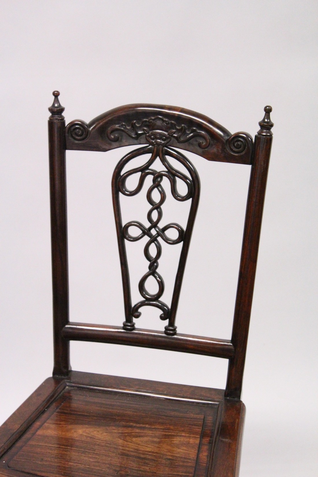 A GOOD PAIR OF 19TH CENTURY REDWOOD CHINESE CHAIRS with pierced backs and solid seats on curving - Image 3 of 5