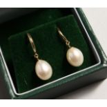 A PAIR OF 9CT GOLD PEARL EAR RINGS