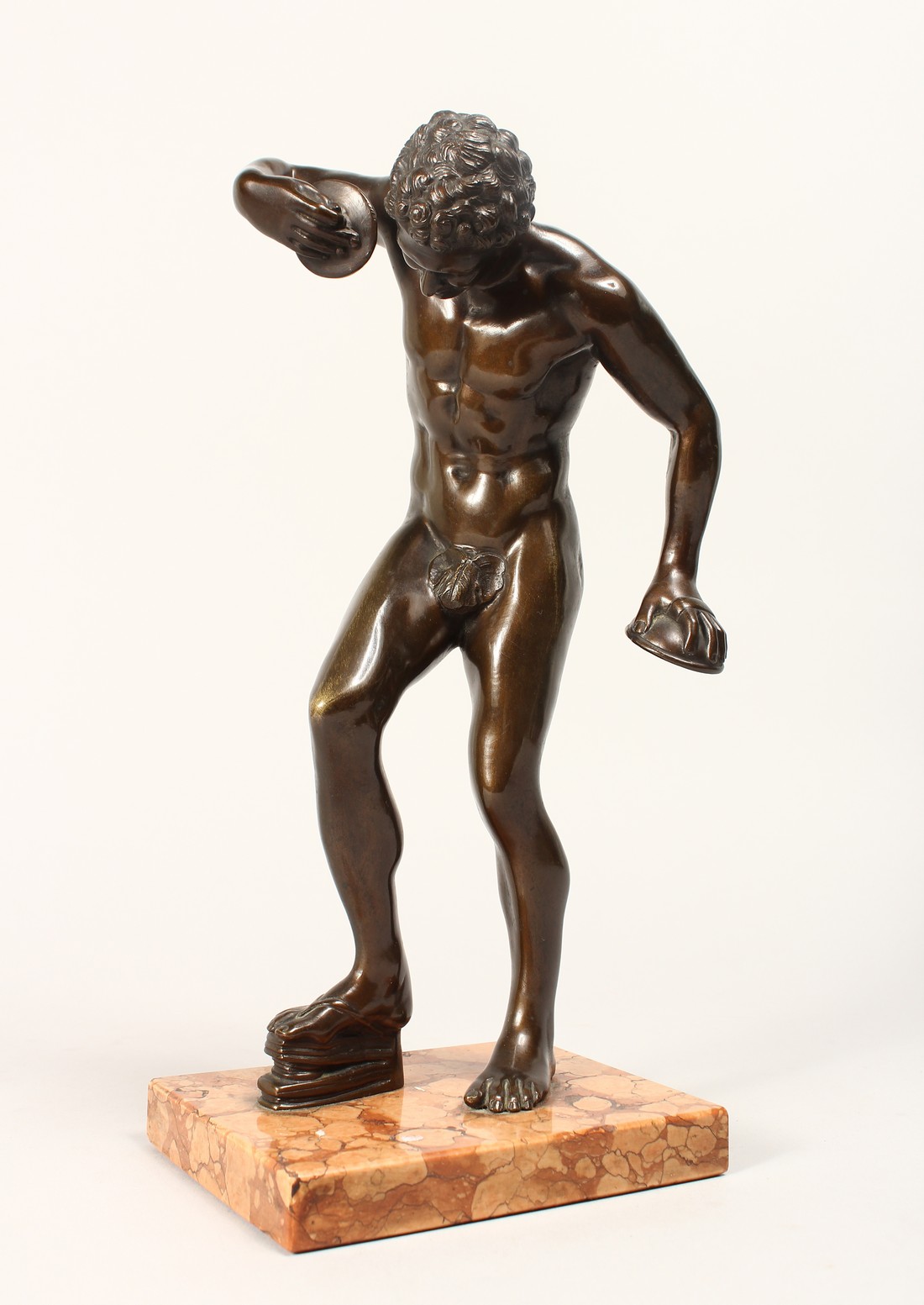 AFTER THE UFFUZI FAUN - A VERY GOOD 19TH CENTURY BRONZE DANCING FAUN on a marble base, holding