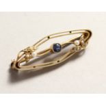 A 15CT GOLD SAPPHIRE AND PEARL BAR BROOCH