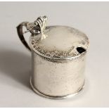 A DRUM SHAPED SILVER MUSTARD POT, with blue glass liner London 1918. 2.25ins high.