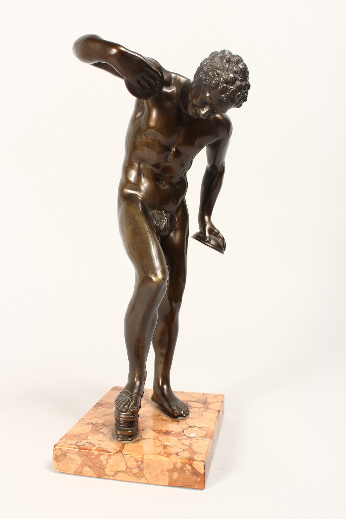 AFTER THE UFFUZI FAUN - A VERY GOOD 19TH CENTURY BRONZE DANCING FAUN on a marble base, holding - Image 5 of 7