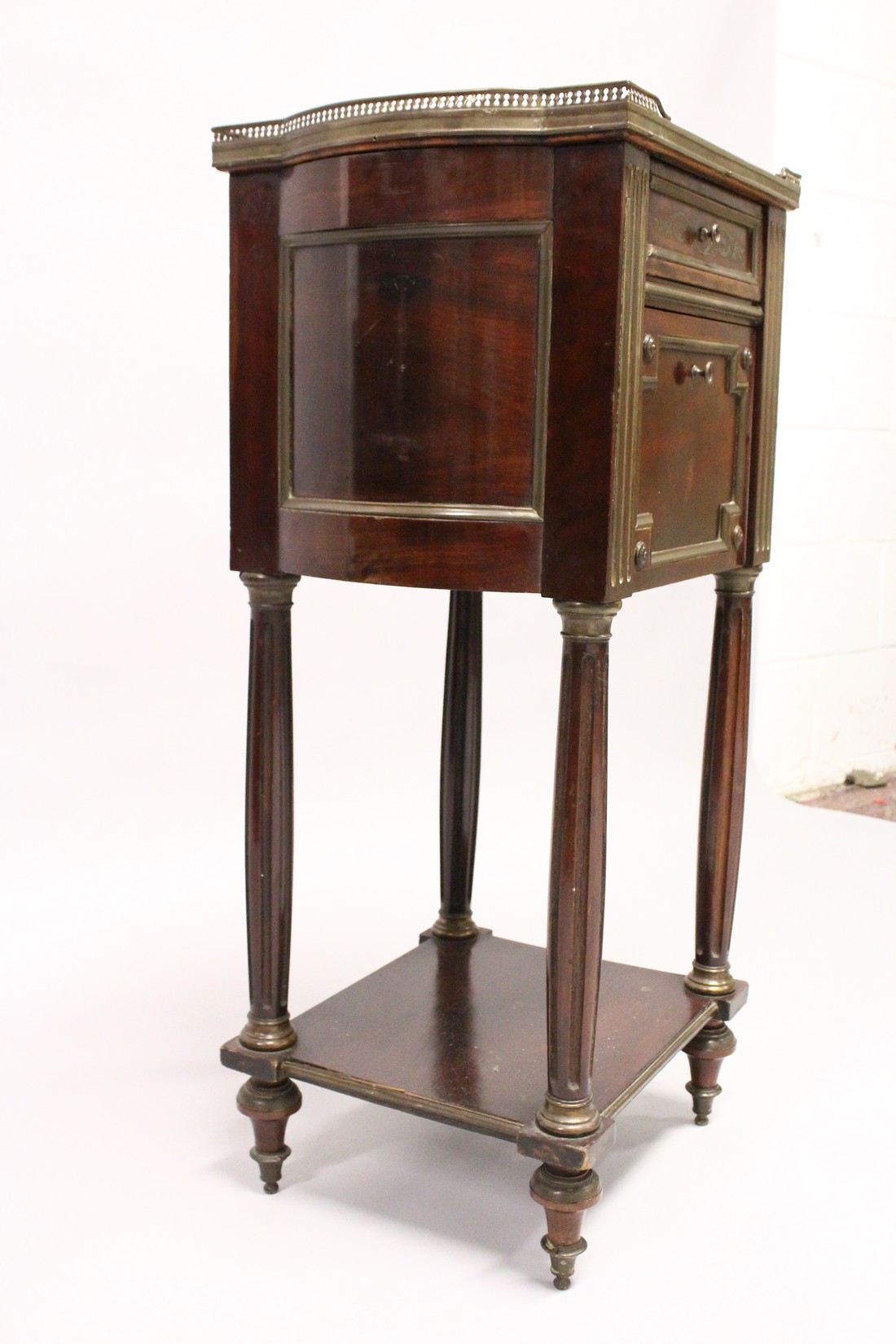 A 19TH CENTURY FRENCH MAHOGANY, MARBLE AND BRASS INLAID BEDSIDE COMMODE, with galleried rouge marble - Image 4 of 4