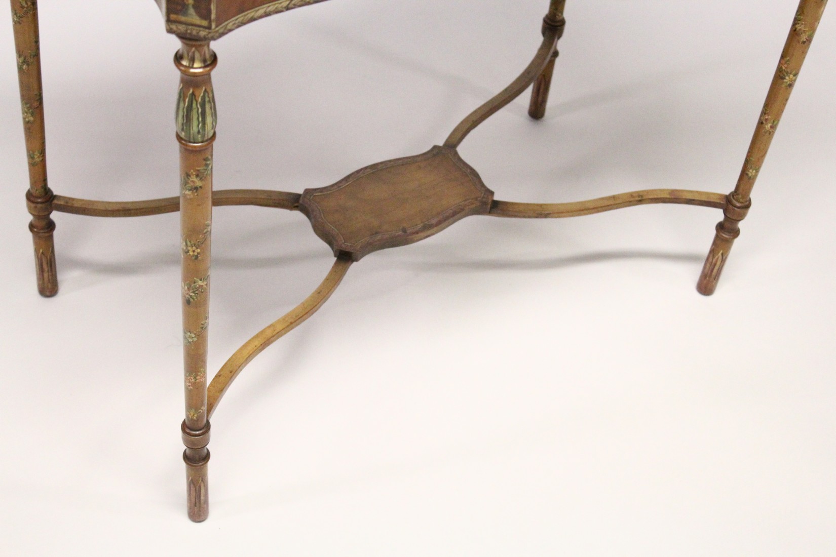 A GOOD EDWARDIAN SATINWOOD AND PAINTED OCCASIONAL TABLE of serpentine outline, the border, frieze - Image 5 of 6