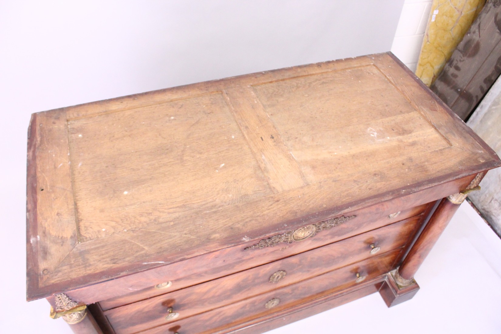 A GOOD 19TH CENTURY FRENCH MAHOGANY, ORMOLU AND MARBLE COMMODE, with a grey veined rectangular - Image 18 of 18