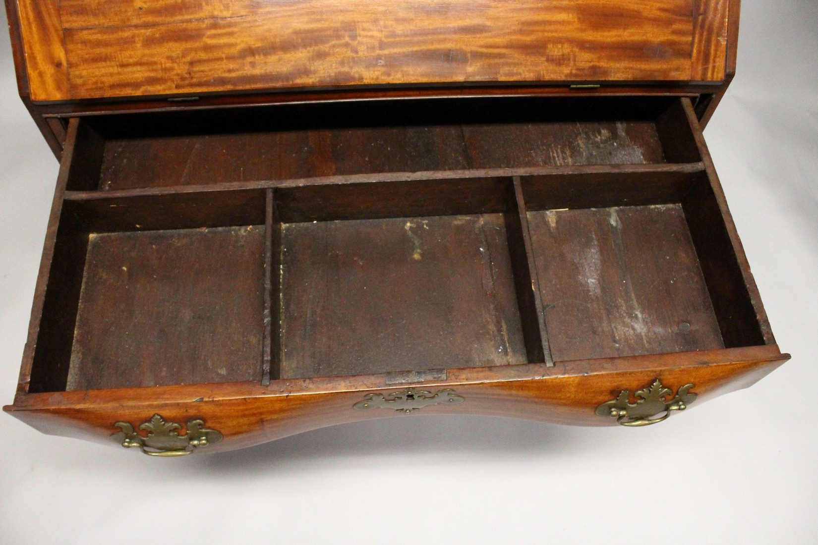 A SUPERB 18TH CENTURY AMERICAN, BOSTON, MAHOGANY, BUREAU BOOKCASE, the top with shaped cornice - Image 6 of 15