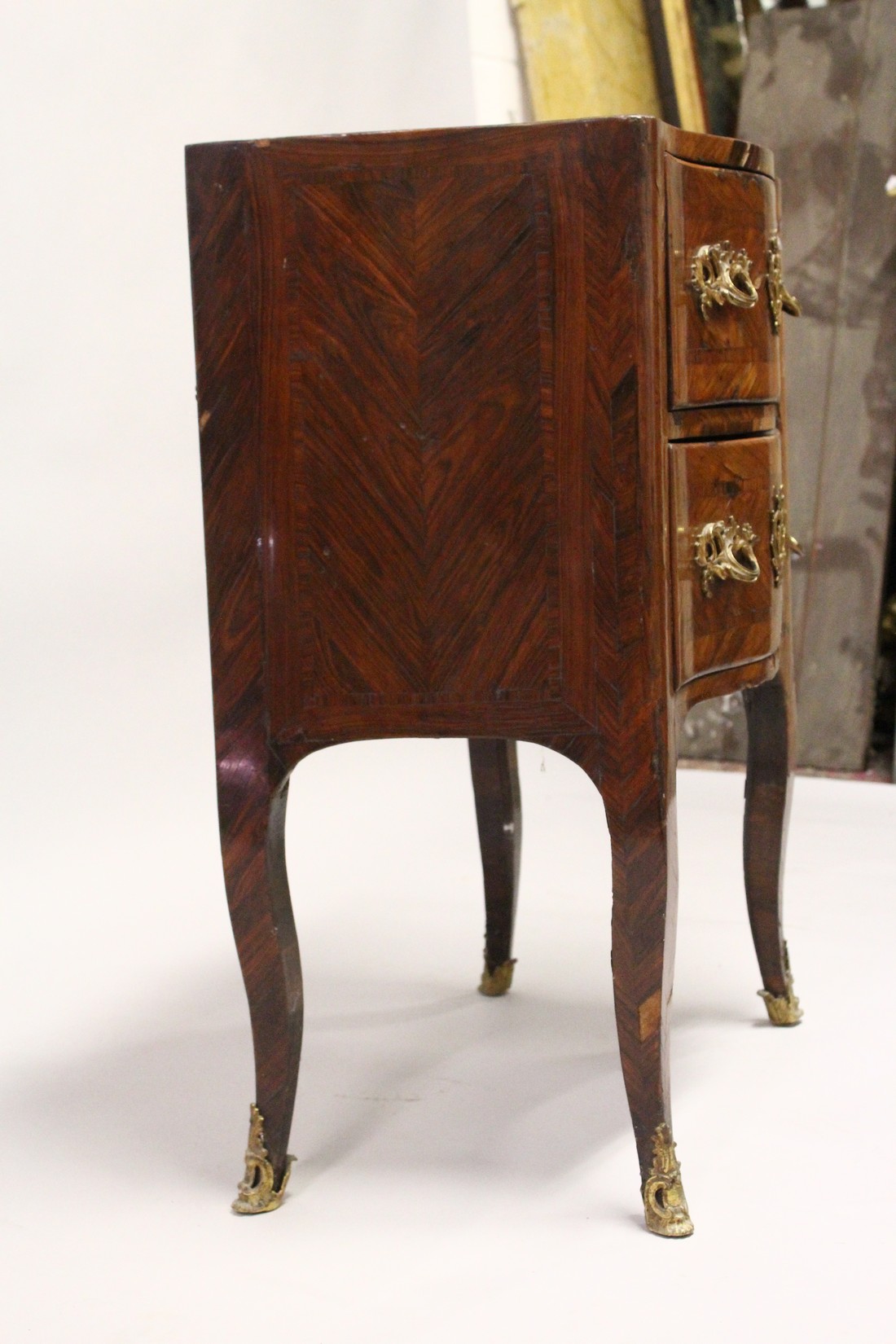 AN 18TH CENTURY FRENCH KINGWOOD, ORMOLU AND MARBLE TWO DRAWER SERPENTINE PETIT COMMODE, the shaped - Image 6 of 8