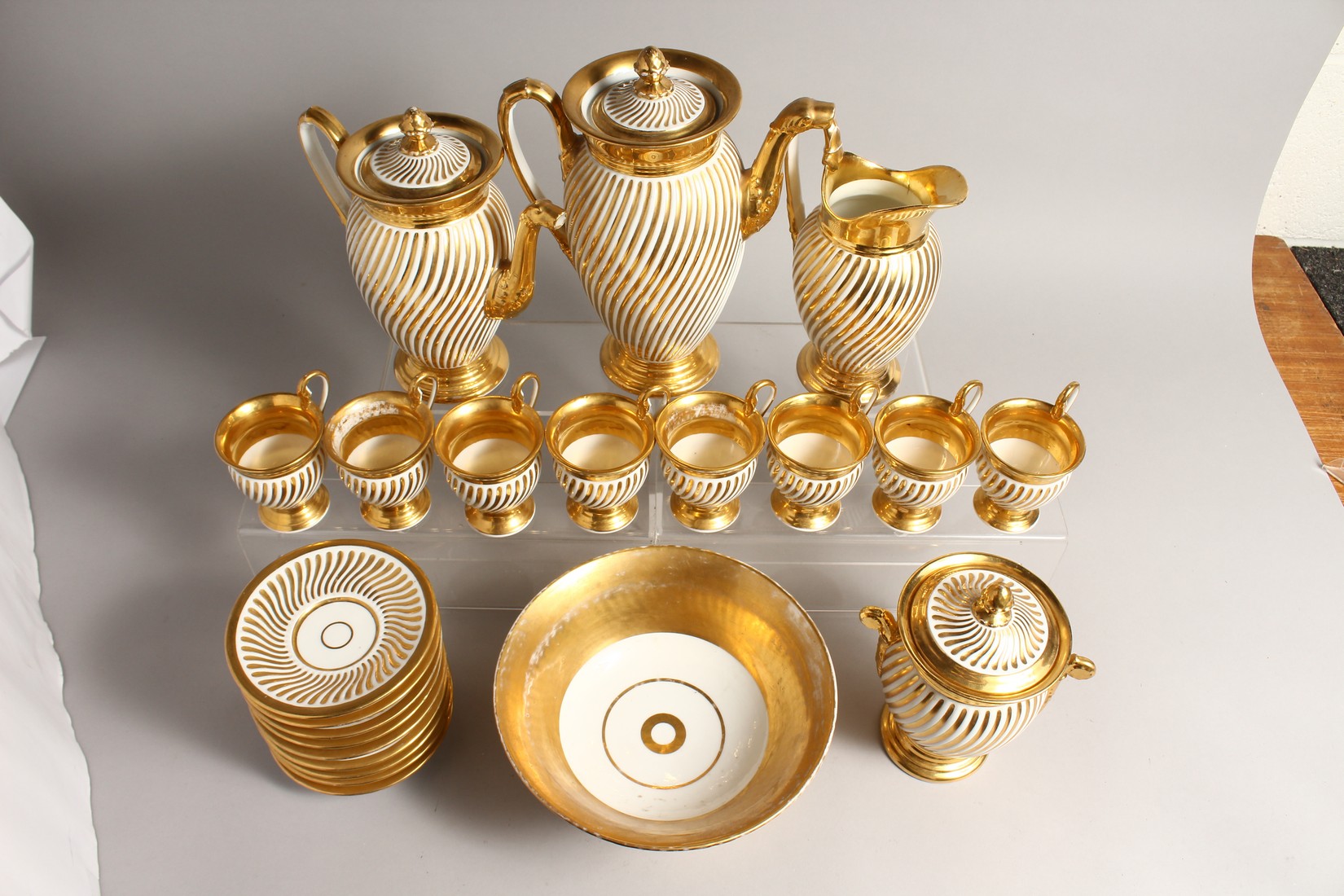 A GOOD PARIS GILDED TEA SET, comprising eight cups and nine saucers, tea pot, coffee pot, sugar - Bild 2 aus 11