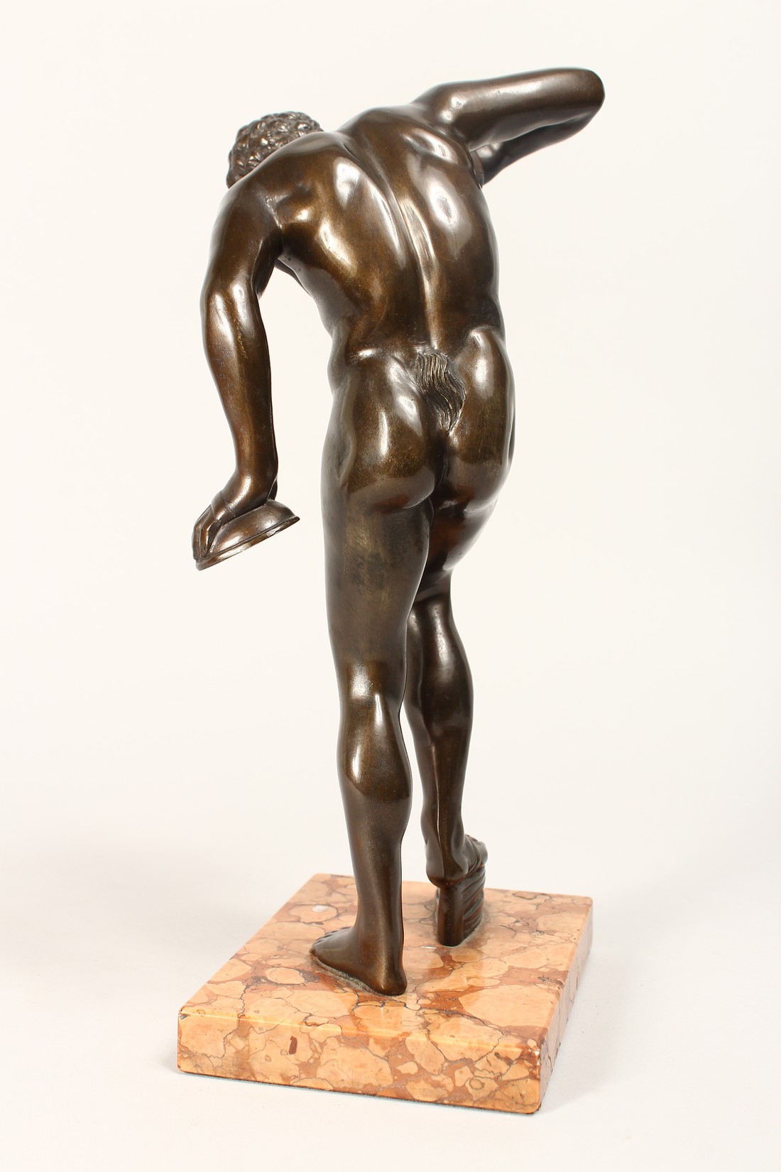 AFTER THE UFFUZI FAUN - A VERY GOOD 19TH CENTURY BRONZE DANCING FAUN on a marble base, holding - Image 3 of 7