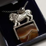A SILVER AGATE SET LION PENDANT AND CHAIN