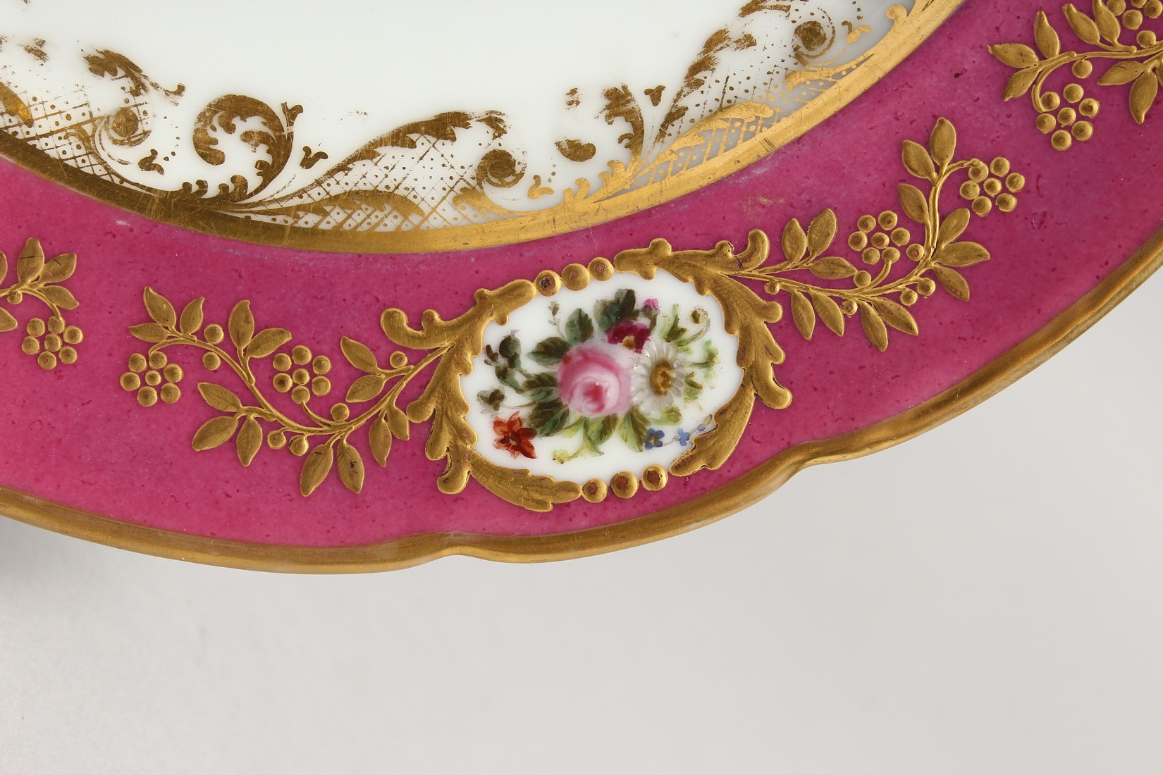 A 19TH CENTURY FRENCH DENVELLE PORCELAIN PLATE with rose coloured border, vignettes of flowers, gilt - Image 5 of 11