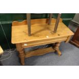 A Victorian pine single drawer side table / dressing table.